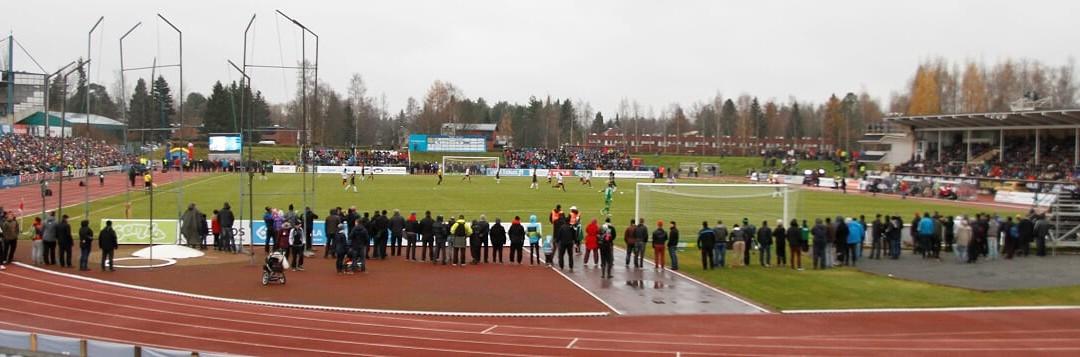 Keskuskentän puinen penkki narisee tennarin alla