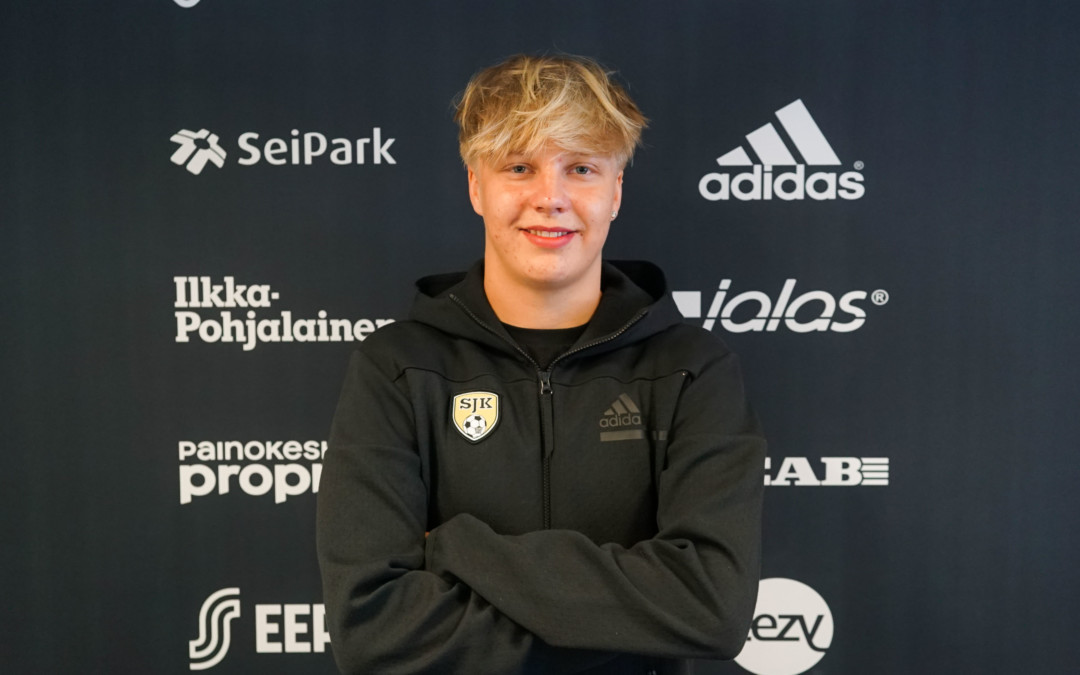 Suomen U19-maajoukkueen Altti Hellemaa SJK-paitaan