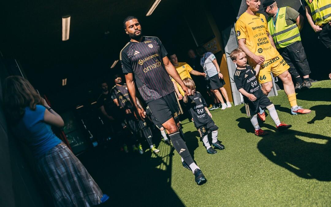 Huomenna yöttömän yön ottelussa Pohjanmaan derby OmaSp Stadionilla